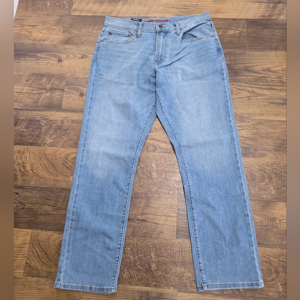 Lucky Brand Men's Classic Light Blue Athletic Straight Jeans